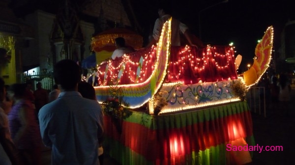 คลิกที่นี่ เพื่อดูรูปใหญ่ ด้านล่าง ไหลเรือไฟ Lai Heua Fai ลาว