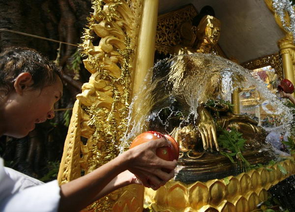 คลิกที่นี่ เพื่อดูรูปใหญ่ ด้านล่าง สรงน้ำพระ Bo Tree พม่า
