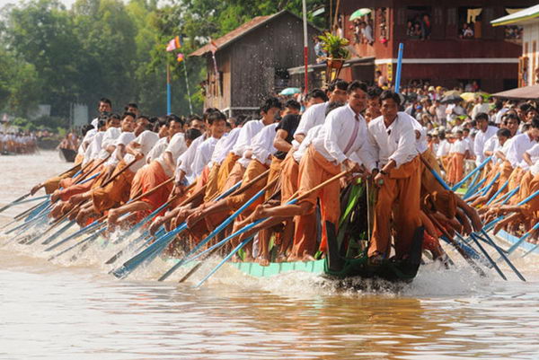 คลิกที่นี่ เพื่อดูรูปใหญ่ ด้านล่าง งานแข่งเรือวัดปวนดาวู Paungdawoo Pagoda พม่า