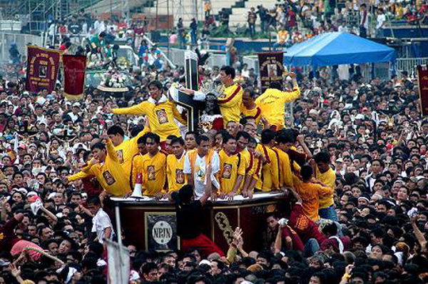 คลิกที่นี่ เพื่อดูรูปใหญ่ ด้านล่าง เทศกาลฉลอง Black Nazarene ฟิลิปปินส์