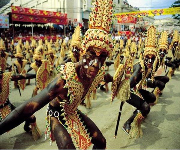 คลิกที่นี่ เพื่อดูรูปใหญ่ ด้านล่าง เทศกาลพินทาดอส Pintados Festival ฟิลิปปินส์