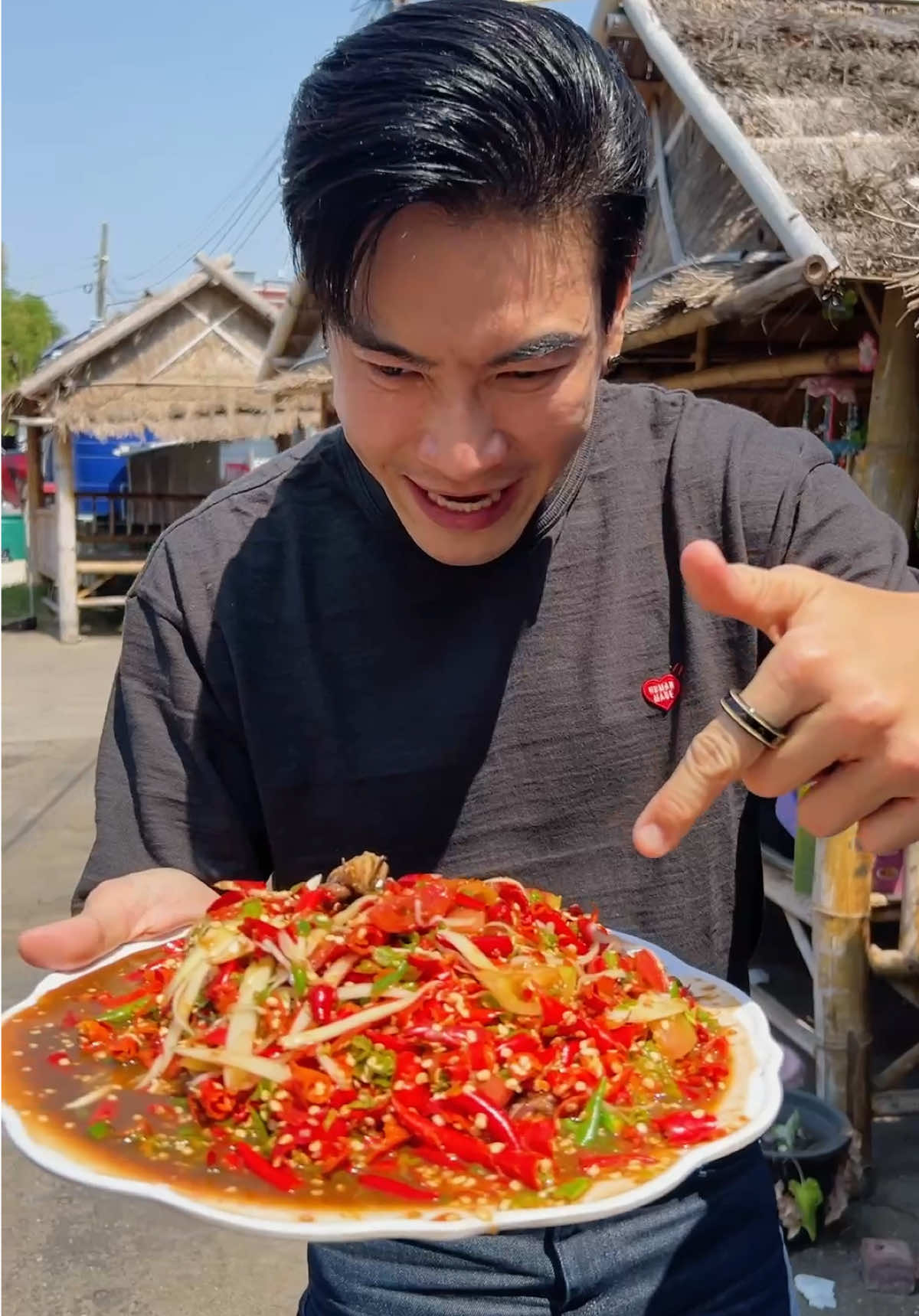 Mawinn Taweephol ตำเผ็ดสลบ.. เผ็ดแทบสลบจริงๆ 🤟🤣🔥 ร้าน : ส้มตำเจ๊ไก่....